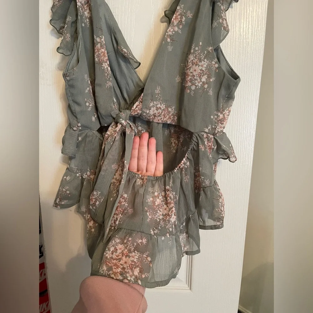 Floral Ruffle Blouse - Picture 4 of 4